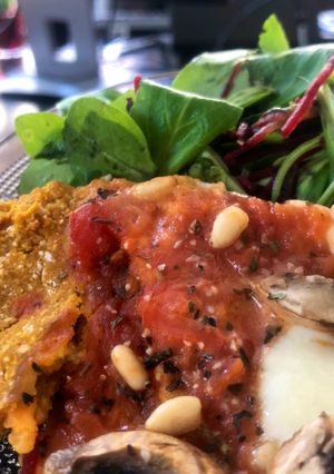 Une photo de Pizza avec pâte à pizza vegan patates douces et flocons d’avoine
