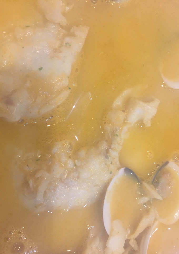Una foto de Merluza en rodajas con almejas