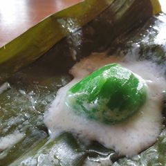 A picture of Bugis Mandi (steam gluten rice cake).
