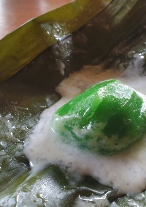A picture of Bugis Mandi (steam gluten rice cake).