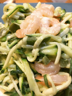 Una foto de Fideos de zapallos italianos con camarones | Método Grez