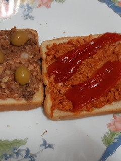 Una foto de Tostas de sardinas y bonito