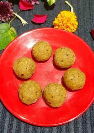 गूळ तूप पोळीचा लाडू (Gul Tup Policha Ladoo Recipe In Marathi) रेसिपी चे मुख्य फोटो 