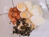Cơm rắc rong biển + thịt kho tàu + bắp cải luộc