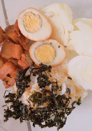 Hình của món Cơm rắc rong biển + thịt kho tàu + bắp cải luộc.