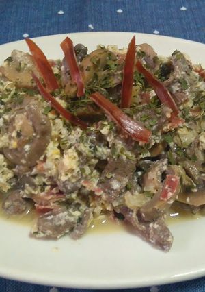 Una foto de 🍴 Revuelto de Ternera con Champiñones y Jamón Serrano 🍴