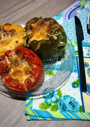 Una foto de Pimientos tricolor rellenos de boloñesa vegetal