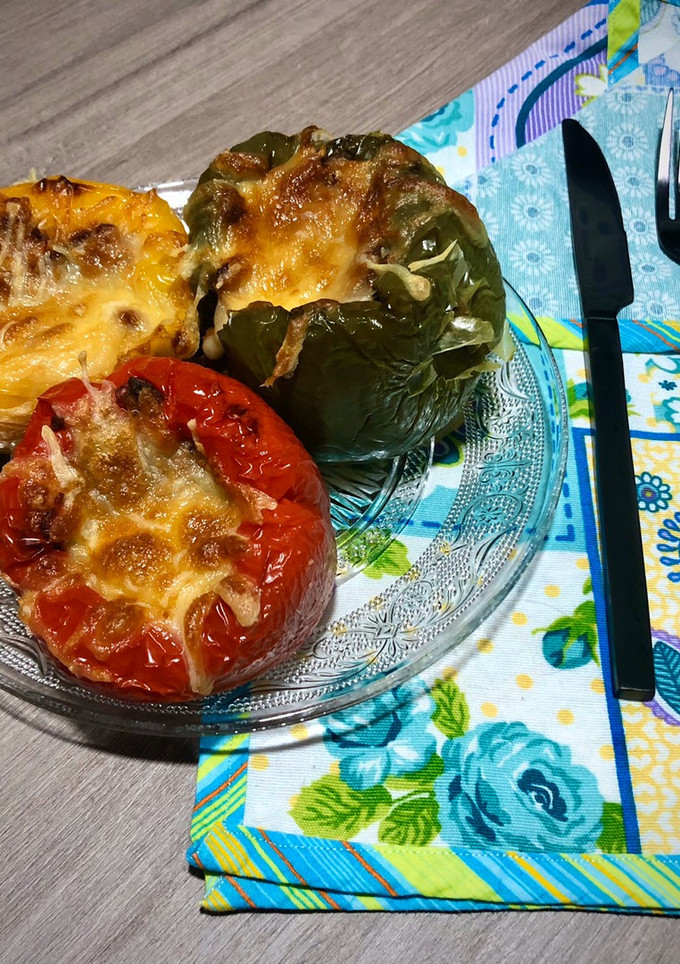 Una foto de Pimientos tricolor rellenos de boloñesa vegetal