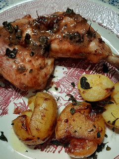 Una foto de Pollo al horno con papines
