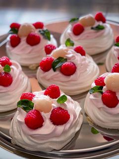 Une photo de Pavlova individuelle litchi rose framboise