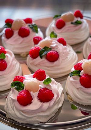 Une photo de Pavlova individuelle litchi rose framboise