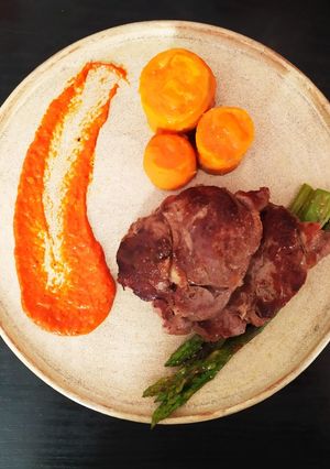 Una foto de Bifecitos con verduras y dip de morrones