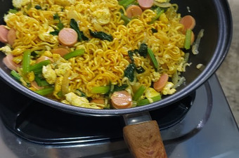 Resep Bakmi goreng telur sosis 🙂🙂 Yang Enak Sekali