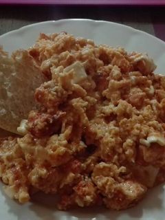 Una foto de Revuelto de pechuga y queso de cabra