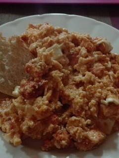 Una foto de Revuelto de pechuga y queso de cabra