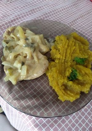 Una foto de Peceto a la mostaza de miel con puré de batatas