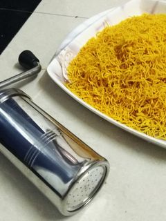 पीली सेव (pili sev recipe in Hindi) रेसिपी मुख्य फोटो