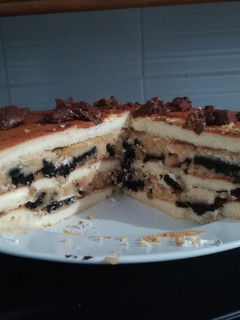 Una foto de Tarta de bizcocho rellena de oreo con mascarpone