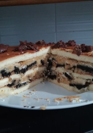 Una foto de Tarta de bizcocho rellena de oreo con mascarpone
