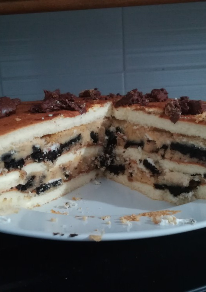 Una foto de Tarta de bizcocho rellena de oreo con mascarpone