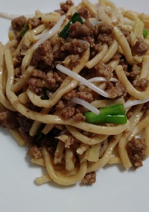 A picture of Gingery Shanghai noodles and pork.