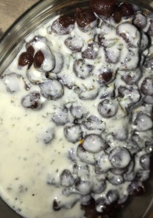 A picture of Dahi cholye.