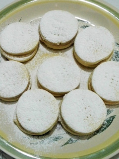 Una foto de Alfajor clásico (al-hasú)