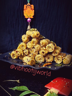 स्पाइसी सूजी खांडवी (spicy suji khandvi recipe in Hindi) रेसिपी मुख्य फोटो