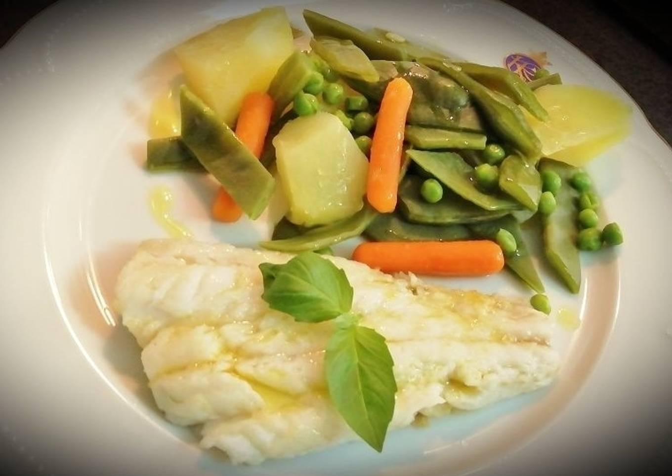 Cocción al vapor de Patatas y Verduras con Merluza confitada