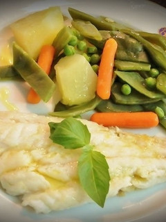 Una foto de Cocción al vapor de Patatas y Verduras con Merluza confitada