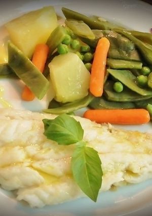 Foto principal de Cocción al vapor de Patatas y Verduras con Merluza confitada