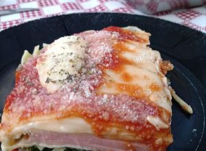 Una foto de Lasagna de verduras y jamón y queso