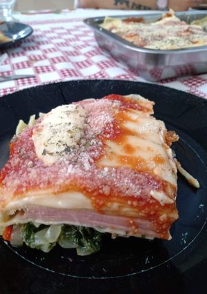 Una foto de Lasagna de verduras y jamón y queso