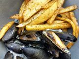 Moules crème de coco curry et frites paprika doux au four