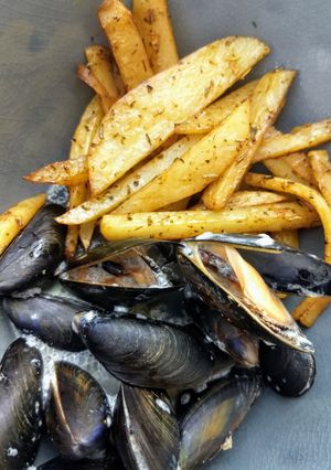 A picture of Mussels with Coconut Curry Cream and Baked Paprika Fries.