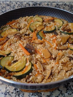 Una foto de Arroz con setas y verduras