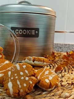 Una foto de Galletas 🍪 de crema de cacahuete 🥜, miel 🍯 y chocolate blanco