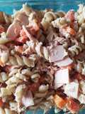 Ensalada fría con tornillos y atún