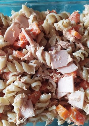 Una foto de Ensalada fría con tornillos y atún