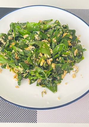 A picture of Stir Fried Malindjo Leaves With Eggs.