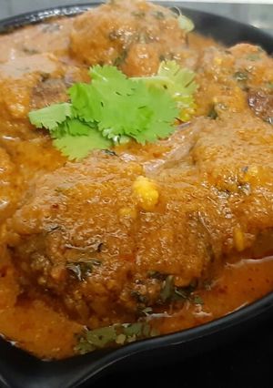 A picture of Palak paneer kofta.