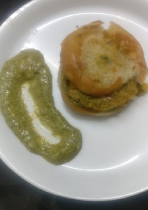 A picture of Burger with Peas tikki.
