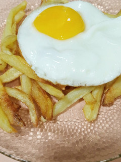 Una foto de Papas fritas con huevo