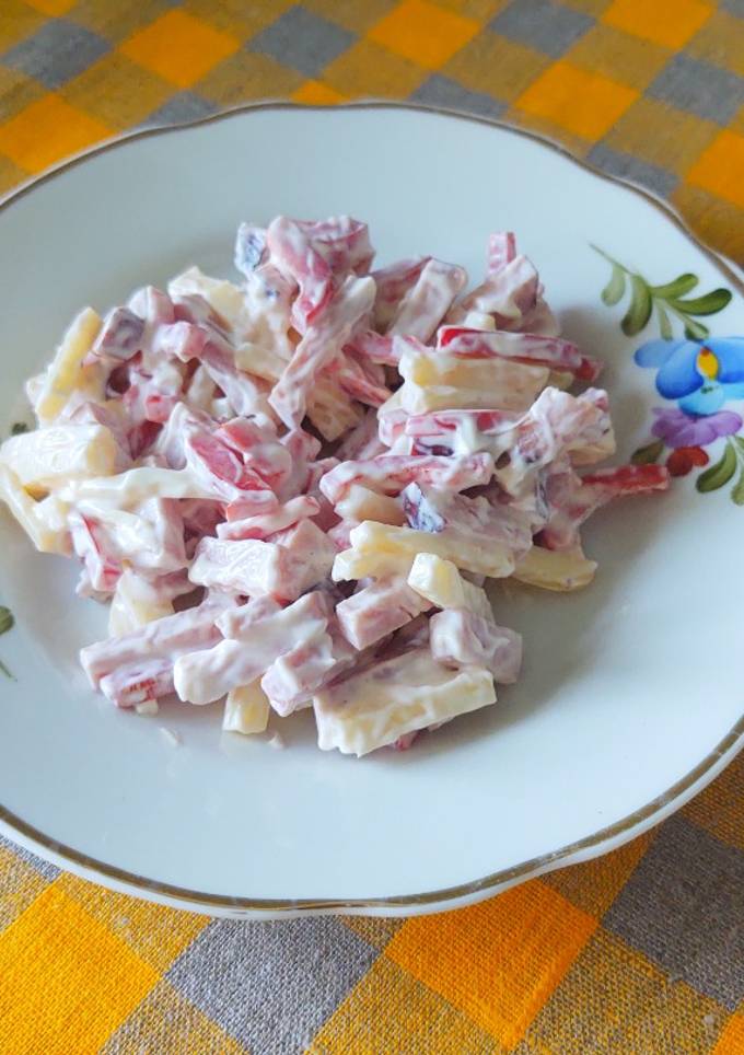 Салат з шинки, сиру та перця