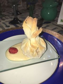 Una foto de Saquitos de queso de cabra y coulis de frambuesa