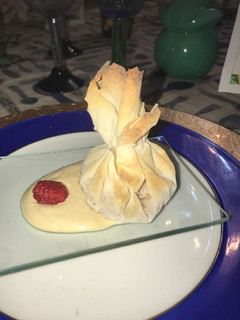 Una foto de Saquitos de queso de cabra y coulis de frambuesa