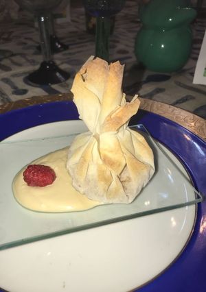 Una foto de Saquitos de queso de cabra y coulis de frambuesa