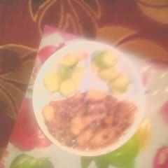 A picture of Kenyan muthokoi served with avocado.