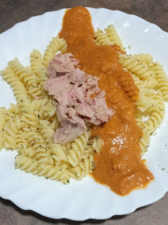 Una foto de Hélices con tomate, ajos confitados y atún al natural