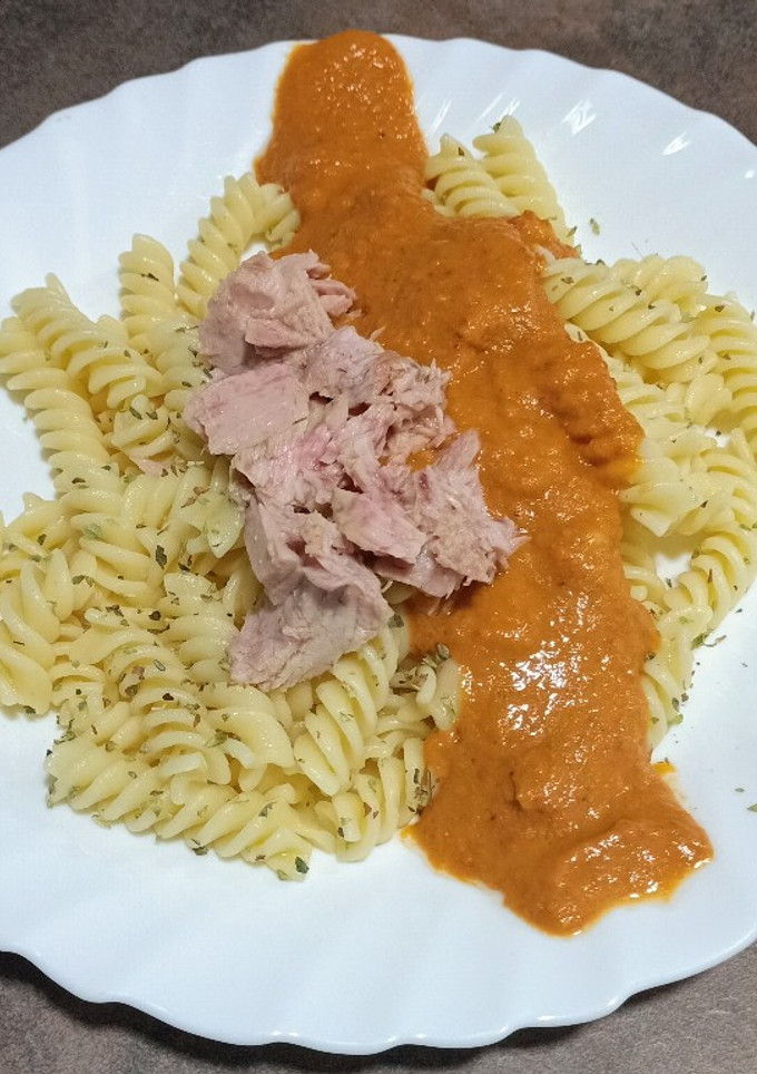 Una foto de Hélices con tomate, ajos confitados y atún al natural